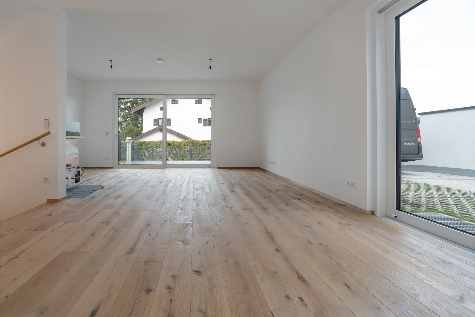 Hell sanierter Wohnraum mit Holzboden